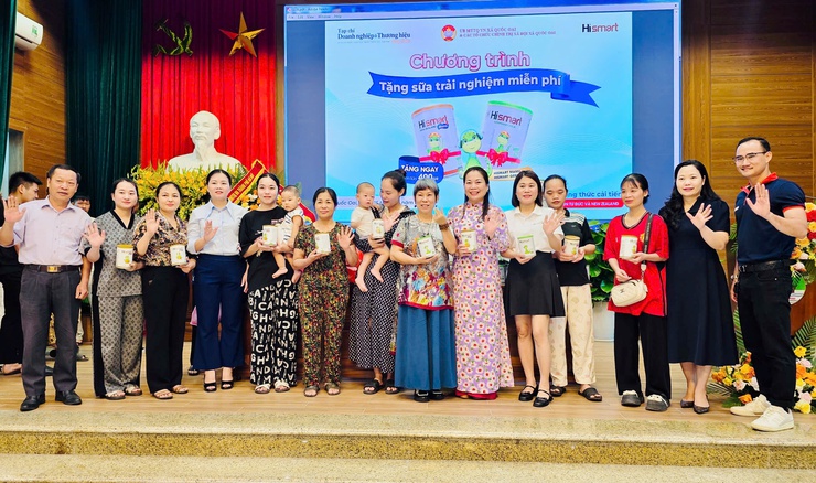 Trao tặng 165 suất sữa Hismart cho 112 trẻ em dưới 15 tháng tuổi tại xã Quốc Oai: chung tay vì tương lai trẻ em việt- Ảnh 4.