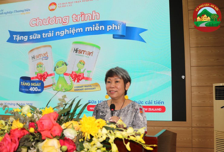 Chương trình tặng quà sữa cho trẻ em dưới 15 tháng tuổi tại xã Phú Cát- Ảnh 3.