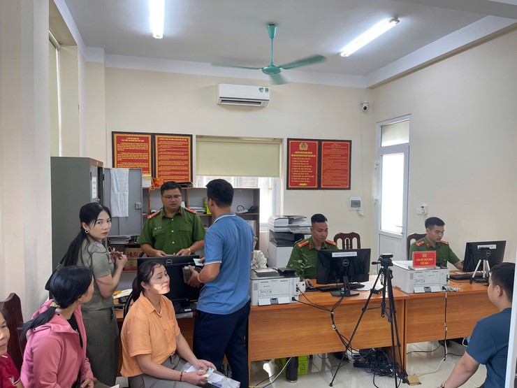CÔNG AN XÃ BA VÌ THỰC HIỆN CAO ĐIỂM CẤP, ĐỔI THẺ ĐẢNG VIÊN GẮN CHÍP- Ảnh 2.