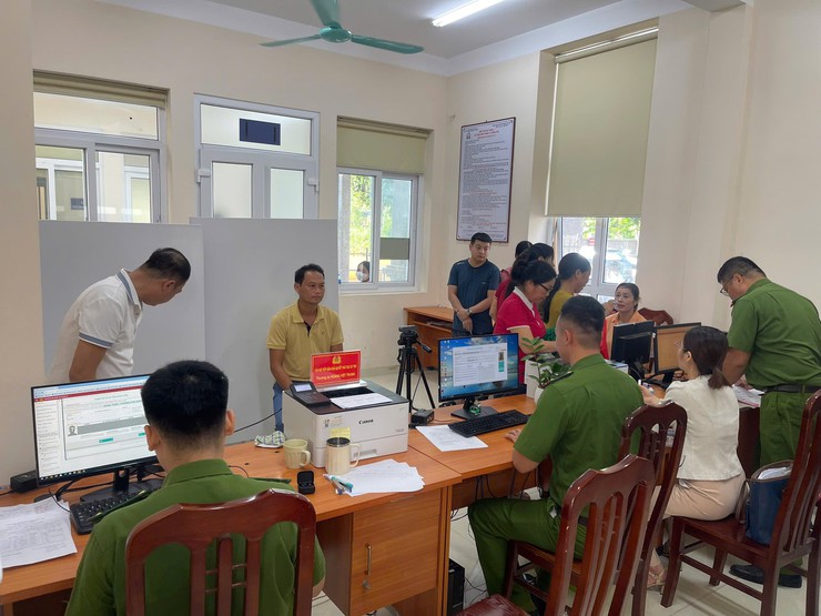CÔNG AN XÃ BA VÌ THỰC HIỆN CAO ĐIỂM CẤP, ĐỔI THẺ ĐẢNG VIÊN GẮN CHÍP- Ảnh 1.