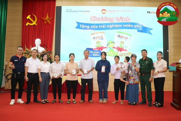 Chương trình tặng quà sữa cho trẻ em dưới 15 tháng tuổi tại xã Phú Cát- Ảnh 4.