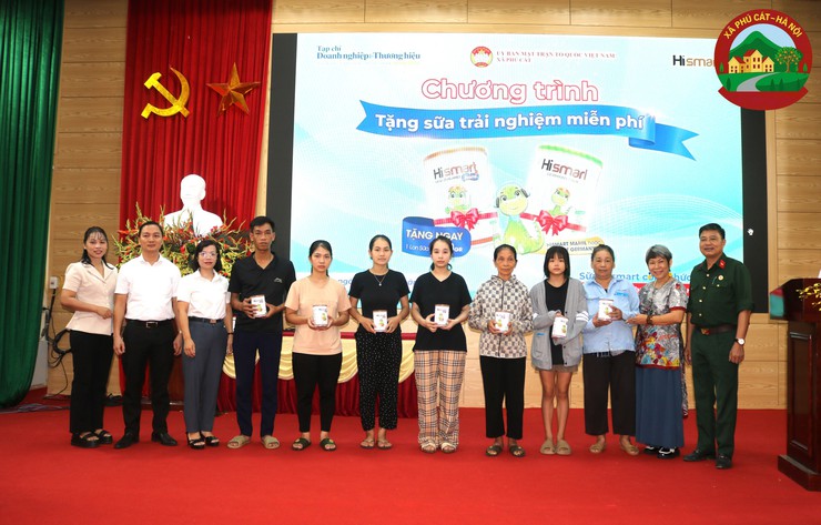 Chương trình tặng quà sữa cho trẻ em dưới 15 tháng tuổi tại xã Phú Cát- Ảnh 5.