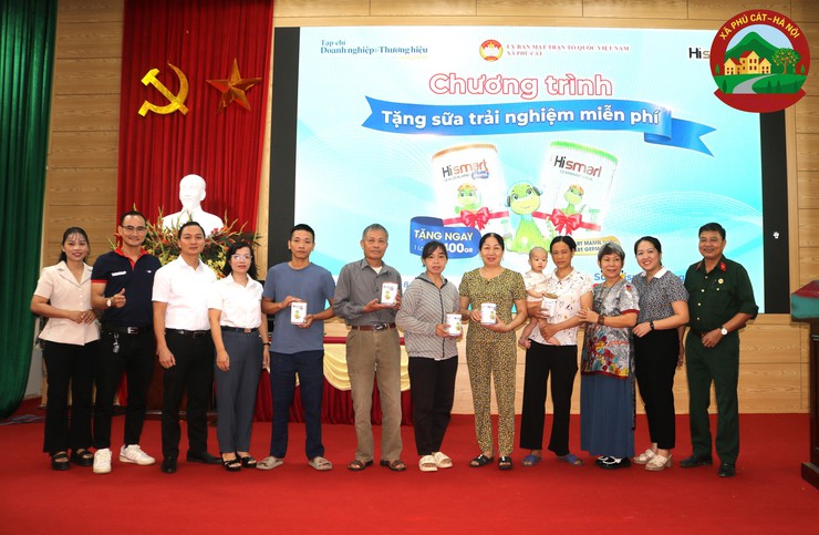 Chương trình tặng quà sữa cho trẻ em dưới 15 tháng tuổi tại xã Phú Cát- Ảnh 6.