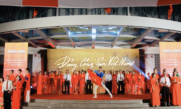 Chương trình nghệ thuật với nhiều tiết mục đặc sắc chào mừng thành công Đại hội Đại biểu Đảng bộ phường Phú Thượng lần thứ I, nhiệm kỳ 2025–2030- Ảnh 2.