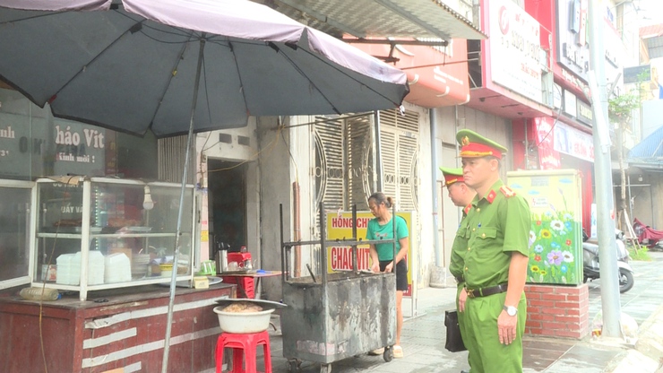 Xã Vân Đình ra quân xử lý vi phạm an toàn giao thông, trật tự đô thị và vệ sinh môi trường- Ảnh 4.