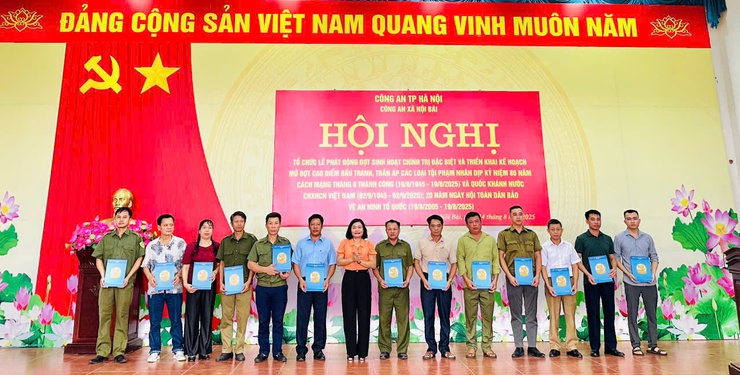 XÃ NỘI BÀI CÔNG BỐ VÀ TRAO QUYẾT ĐỊNH KIỆN TOÀN LỰC LƯỢNG THAM GIA BẢO VỆ ANTT Ở CƠ SỞ- Ảnh 3.