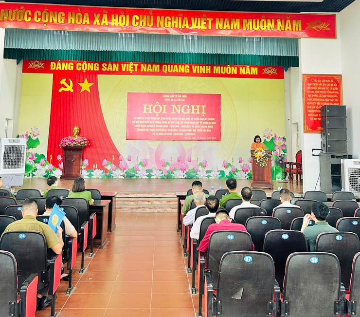 CÔNG AN XÃ NỘI BÀI PHÁT ĐỘNG ĐỢT SINH HOẠT CHÍNH TRỊ ĐẶC BIỆT VÀ TRIỂN KHAI KẾ HOẠCH MỞ ĐỢT CAO ĐIỂM ĐẤU TRANH, TRẤN ÁP TỘI PHẠM
- Ảnh 1.