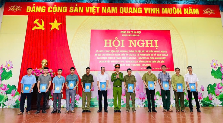 XÃ NỘI BÀI CÔNG BỐ VÀ TRAO QUYẾT ĐỊNH KIỆN TOÀN LỰC LƯỢNG THAM GIA BẢO VỆ ANTT Ở CƠ SỞ- Ảnh 4.