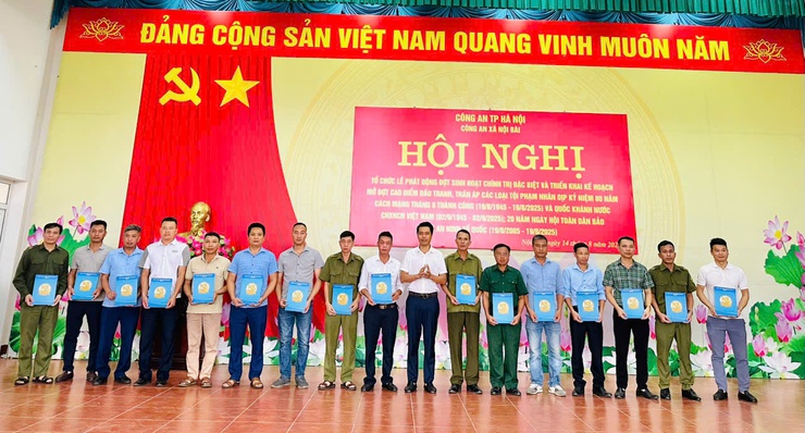 XÃ NỘI BÀI CÔNG BỐ VÀ TRAO QUYẾT ĐỊNH KIỆN TOÀN LỰC LƯỢNG THAM GIA BẢO VỆ ANTT Ở CƠ SỞ- Ảnh 2.