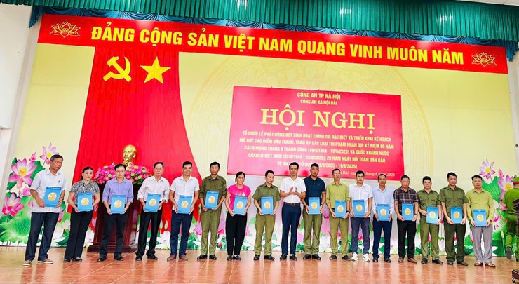 XÃ NỘI BÀI CÔNG BỐ VÀ TRAO QUYẾT ĐỊNH KIỆN TOÀN LỰC LƯỢNG THAM GIA BẢO VỆ ANTT Ở CƠ SỞ- Ảnh 1.