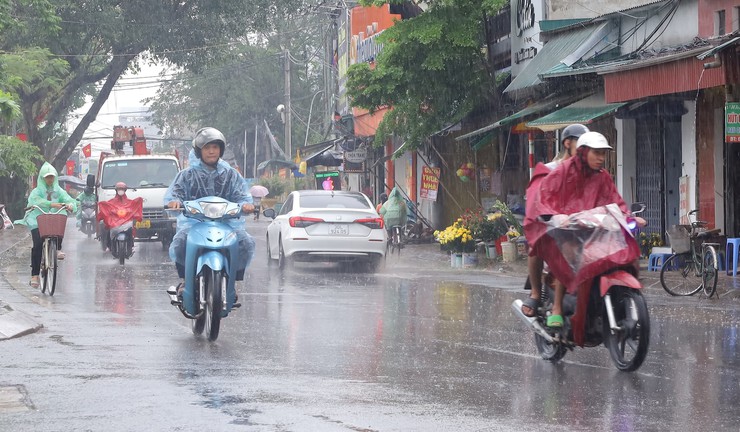 Ngày 15/8 Hà Nội sáng và đêm có mưa vừa, có lúc mưa to, nguy cơ ngập úng- Ảnh 2.