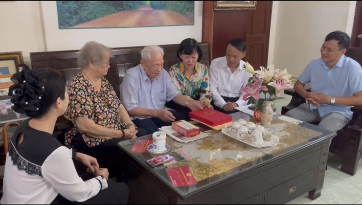 Thăm, tặng quà các lão thành cách mạng nhân kỷ niệm 80 năm Quốc khánh nước CHXHCN Việt Nam (2/9/1945-2/9/2025).- Ảnh 1.