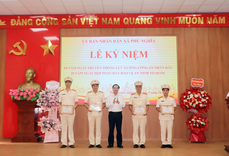 Phú Nghĩa tổ chức Lễ kỷ niệm 80 năm ngày truyền thống Công an nhân dân; 20 năm Ngày hội Toàn dân bảo vệ an ninh Tổ quốc- Ảnh 6.