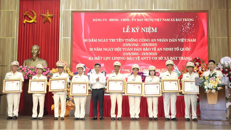 Bát Tràng kỷ niệm 80 năm Ngày truyền thống Công an nhân dân Việt Nam- Ảnh 5.