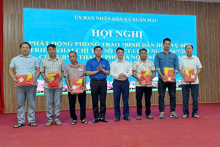 Ủy ban MTTQ xã Xuân Mai trao tặng cờ Tổ Quốc cho thôn tổ chức trang trí chào mừng đại hội Đảng bộ xã Xuân Mai lần thứ I- Ảnh 6.