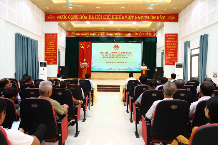 Đồng chí Phạm Gia Lộc - Phó Bí thư Đảng ủy, Chủ tịch UBND xã Sơn Đồng dự tiếp xúc cử tri khu vực Tiền Yên- Ảnh 1.