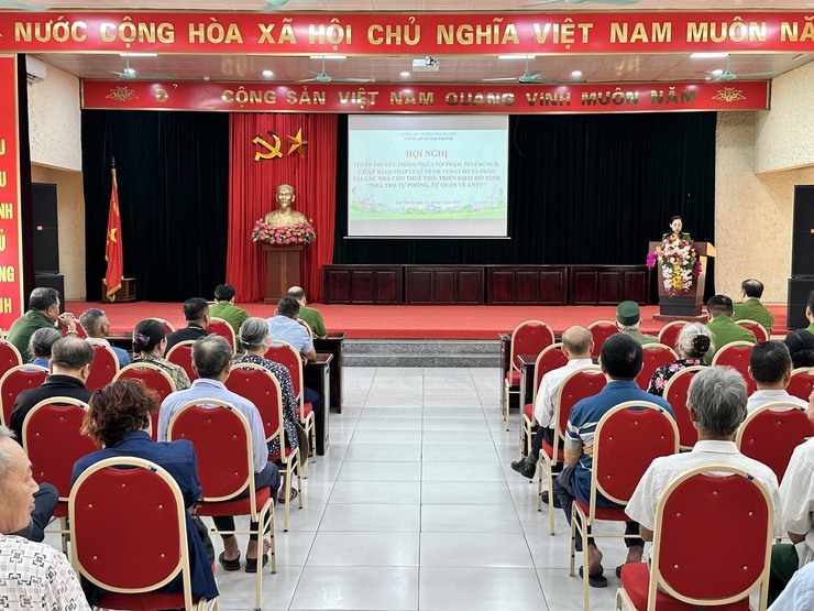 Hội nghị tuyên truyền phòng ngừa tội phạm, PCCC&CNCH, chấp hành pháp luật về vũ khí, vật liệu nổ, công cụ hỗ trợ, pháo tại các nhà cho thuê trọ, triển khai mô hình nhà trọ tự phòng tự quản về ANTT- Ảnh 5.