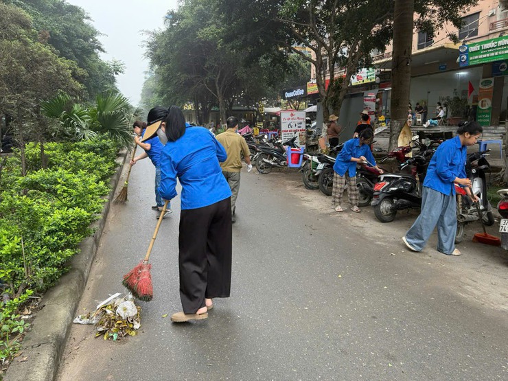Cán bộ và nhân dân xã Đại Thanh ra quân tổng VSMT vào chiều thứ Sáu và sáng thứ Bảy hàng tuần- Ảnh 4.