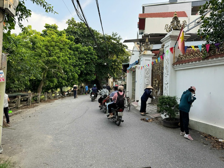 Cán bộ và nhân dân xã Đại Thanh ra quân tổng VSMT vào chiều thứ Sáu và sáng thứ Bảy hàng tuần- Ảnh 1.