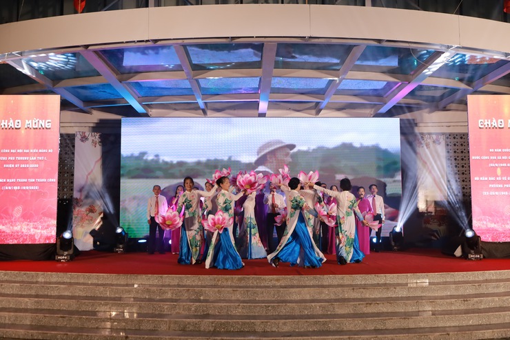 Chương trình nghệ thuật với nhiều tiết mục đặc sắc chào mừng thành công Đại hội Đại biểu Đảng bộ phường Phú Thượng lần thứ I, nhiệm kỳ 2025–2030- Ảnh 6.