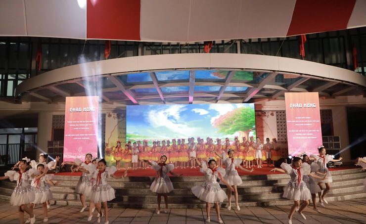 Chương trình nghệ thuật với nhiều tiết mục đặc sắc chào mừng thành công Đại hội Đại biểu Đảng bộ phường Phú Thượng lần thứ I, nhiệm kỳ 2025–2030- Ảnh 3.