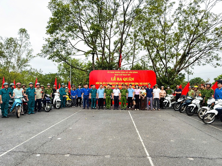 Xã Vân Đình ra quân xử lý vi phạm an toàn giao thông, trật tự đô thị và vệ sinh môi trường- Ảnh 1.