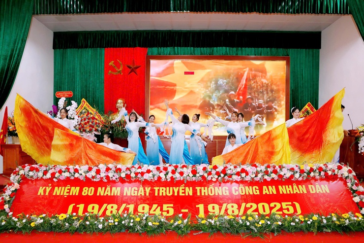 TAM HƯNG: PHÁT HUY TRUYỀN THỐNG 80 NĂM CÔNG AN NHÂN DÂN VIỆT NAM, ĐẨY MẠNH PHONG TRÀO TOÀN DÂN BẢO VỆ AN NINH TỔ QUỐC- Ảnh 1.