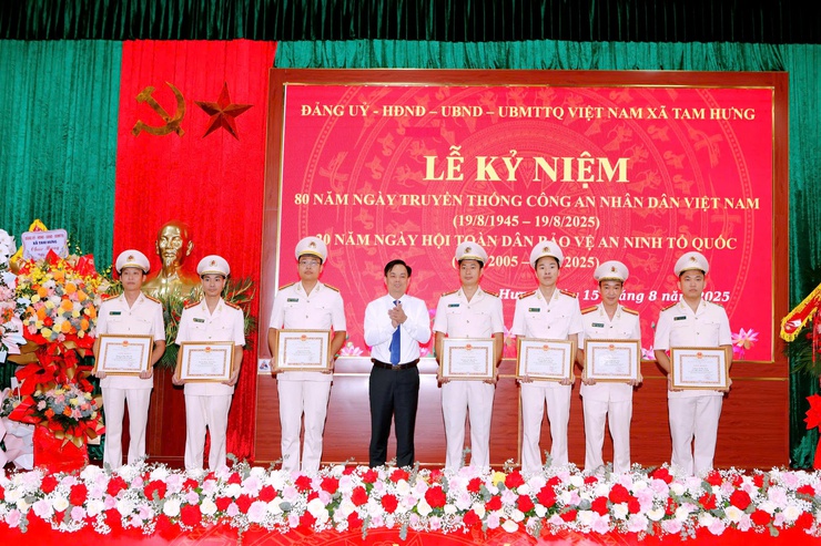 TAM HƯNG: PHÁT HUY TRUYỀN THỐNG 80 NĂM CÔNG AN NHÂN DÂN VIỆT NAM, ĐẨY MẠNH PHONG TRÀO TOÀN DÂN BẢO VỆ AN NINH TỔ QUỐC- Ảnh 10.