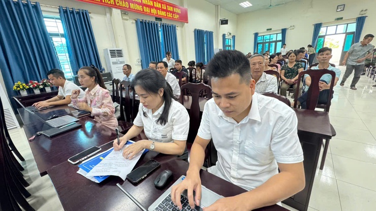 Tam Hưng phát động phong trào Bình dân học vụ số, triển khai Chiến dịch 45 ngày đêm ra quân hỗ trợ chuyển đổi số- Ảnh 5.
