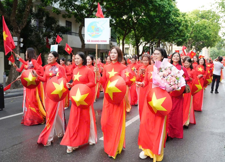 200 cán bộ, hội viên phụ nữ xã Quang Minh khoe sắc tại chương trình đồng diễn áo dài nhân kỷ niệm 80 năm Quốc khánh- Ảnh 4.
