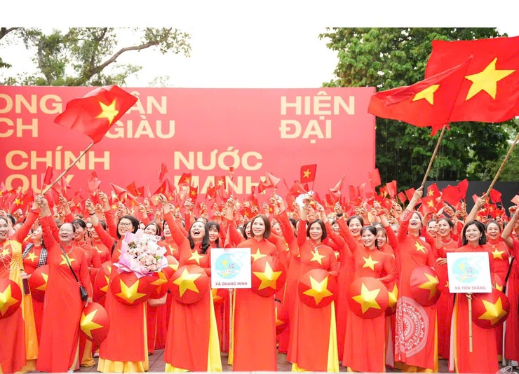 200 cán bộ, hội viên phụ nữ xã Quang Minh khoe sắc tại chương trình đồng diễn áo dài nhân kỷ niệm 80 năm Quốc khánh- Ảnh 5.