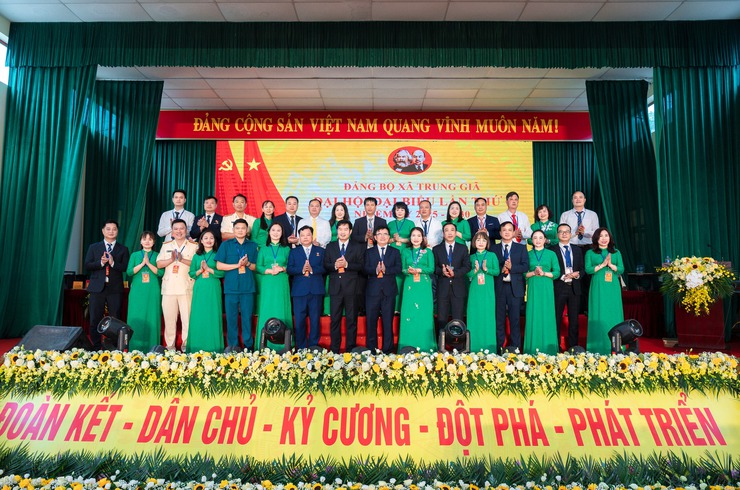 PHÁT HUY TRUYỀN THỐNG CÁCH MẠNG, XÂY DỰNG XÃ TRUNG GIÃ VĂN MINH, HIỆN ĐẠI, NHÂN DÂN HẠNH PHÚC- Ảnh 8.