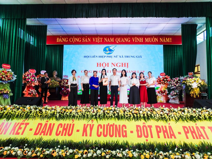 TRUNG GIÃ: THÀNH LẬP CÂU LẠC BỘ NỮ DOANH NHÂN VÀ GIAO LƯU VỚI HOA HẬU DOANH NHÂN THANH THÙY- Ảnh 5.