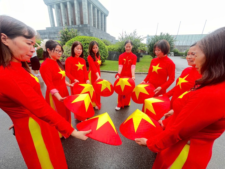 200 cán bộ, hội viên phụ nữ xã Quang Minh khoe sắc tại chương trình đồng diễn áo dài nhân kỷ niệm 80 năm Quốc khánh- Ảnh 3.