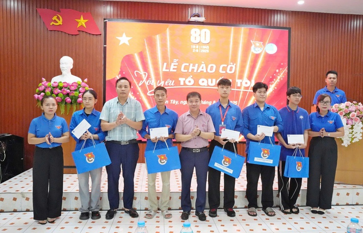 SƠN TÂY TỔ CHỨC LỄ CHÀO CỜ “ TÔI YÊU TỔ QUỐC TÔI”- Ảnh 2.