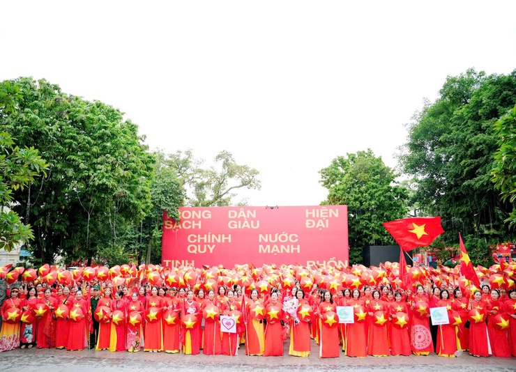 200 cán bộ, hội viên phụ nữ xã Quang Minh khoe sắc tại chương trình đồng diễn áo dài nhân kỷ niệm 80 năm Quốc khánh- Ảnh 17.