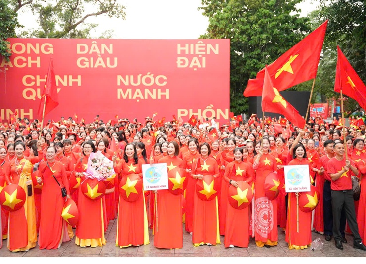 200 cán bộ, hội viên phụ nữ xã Quang Minh khoe sắc tại chương trình đồng diễn áo dài nhân kỷ niệm 80 năm Quốc khánh- Ảnh 14.
