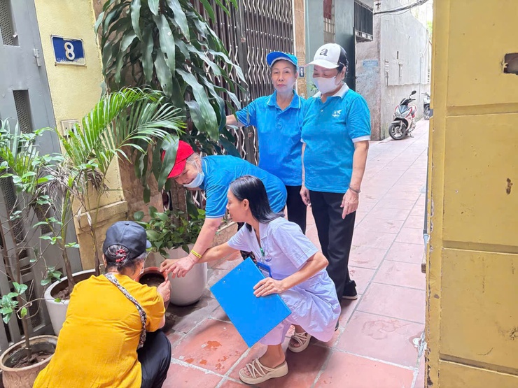 Phường Bồ Đề ra quân tổng vệ sinh môi trường, diệt bọ gậy, phòng chống dịch sốt xuất huyết- Ảnh 5.