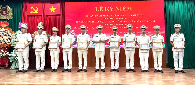 SƠN TÂY KỶ NIỆM 20 NĂM NGÀY HỘI TOÀN DÂN BẢO VỆ AN NINH TỔ QUỐC- Ảnh 3.