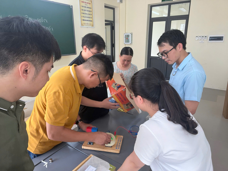 Giáo viên trường THCS Linh Đàm sinh hoạt chuyên môn chuyên đề “quản lí và sử dụng thết bị, đồ dùng dạy học” khơi nguồn sáng tạo - nâng tầm hiệu quả giáo dục
- Ảnh 2.