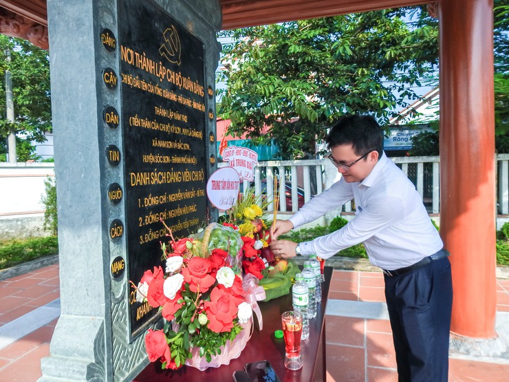 THƯỜNG TRỰC ĐẢNG ỦY XÃ TRUNG GIÃ DÂNG HƯƠNG TẠI KHU DI TÍCH NƠI THÀNH LẬP CHI BỘ XUÂN BẢNG- Ảnh 2.
