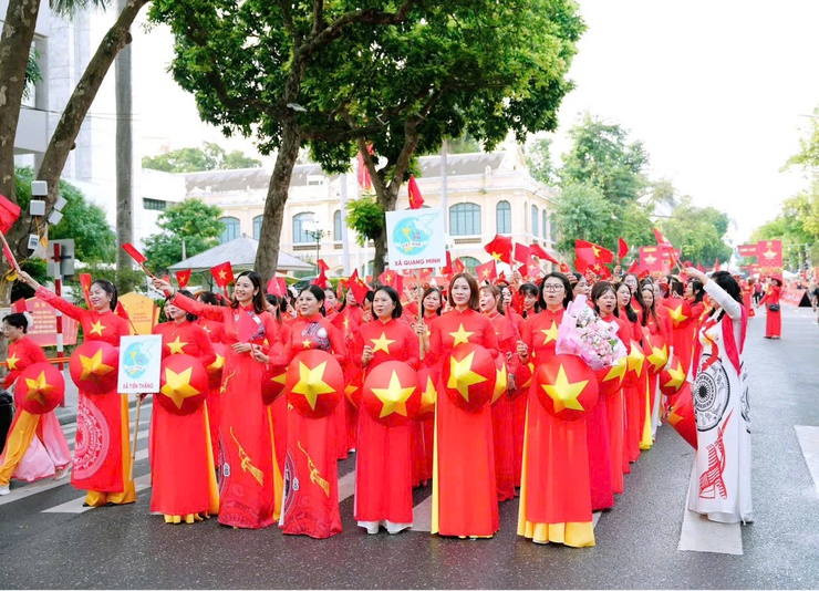 200 cán bộ, hội viên phụ nữ xã Quang Minh khoe sắc tại chương trình đồng diễn áo dài nhân kỷ niệm 80 năm Quốc khánh- Ảnh 15.