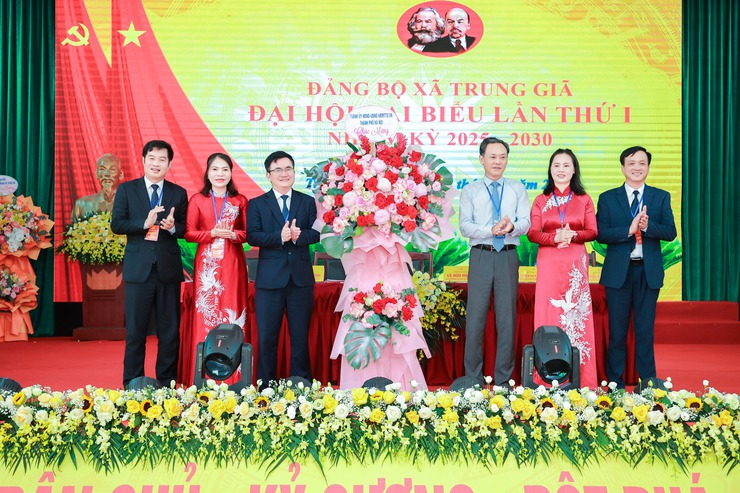 PHÁT HUY TRUYỀN THỐNG CÁCH MẠNG, XÂY DỰNG XÃ TRUNG GIÃ VĂN MINH, HIỆN ĐẠI, NHÂN DÂN HẠNH PHÚC- Ảnh 4.