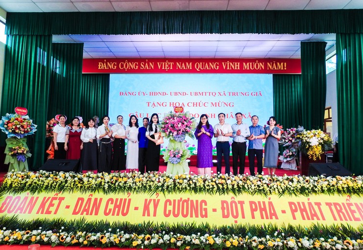 TRUNG GIÃ: THÀNH LẬP CÂU LẠC BỘ NỮ DOANH NHÂN VÀ GIAO LƯU VỚI HOA HẬU DOANH NHÂN THANH THÙY- Ảnh 1.