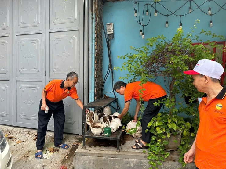 Phường Bồ Đề ra quân tổng vệ sinh môi trường, diệt bọ gậy, phòng chống dịch sốt xuất huyết- Ảnh 6.