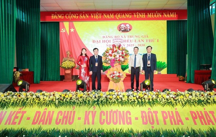 PHÁT HUY TRUYỀN THỐNG CÁCH MẠNG, XÂY DỰNG XÃ TRUNG GIÃ VĂN MINH, HIỆN ĐẠI, NHÂN DÂN HẠNH PHÚC- Ảnh 10.
