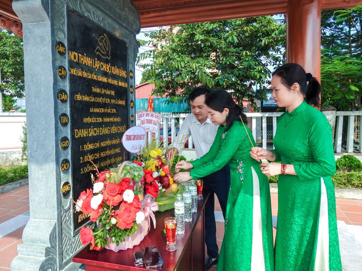THƯỜNG TRỰC ĐẢNG ỦY XÃ TRUNG GIÃ DÂNG HƯƠNG TẠI KHU DI TÍCH NƠI THÀNH LẬP CHI BỘ XUÂN BẢNG- Ảnh 5.
