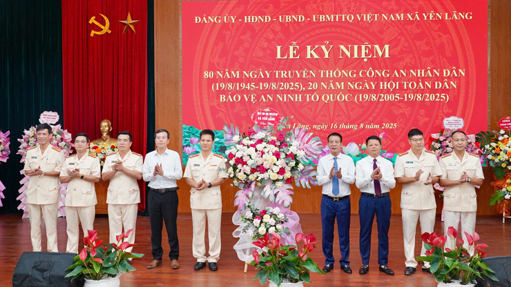 Trang trọng Lễ kỷ niệm 80 năm Ngày truyền thống Công an nhân dân và 20 năm Ngày hội Toàn dân bảo vệ an ninh Tổ quốc.- Ảnh 5.