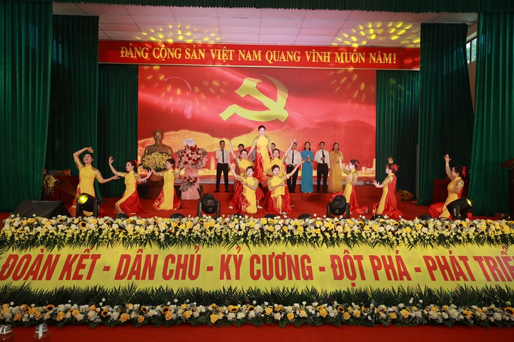 VĂN NGHỆ CHÀO MỪNG ĐẠI HỘI ĐẢNG BỘ XÃ TRUNG GIÃ LẦN THỨ I, NHIỆM KỲ 2025-2030- Ảnh 1.