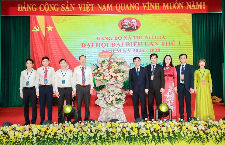 PHÁT HUY TRUYỀN THỐNG CÁCH MẠNG, XÂY DỰNG XÃ TRUNG GIÃ VĂN MINH, HIỆN ĐẠI, NHÂN DÂN HẠNH PHÚC- Ảnh 11.